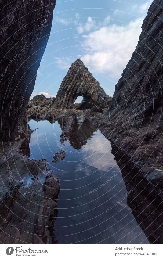 Gesteinsformationen im fließenden Meer MEER Felsen Klippe Wasser Natur Stein Berge u. Gebirge Formation felsig Höhle Meerwasser Asturien Spanien rau wolkig
