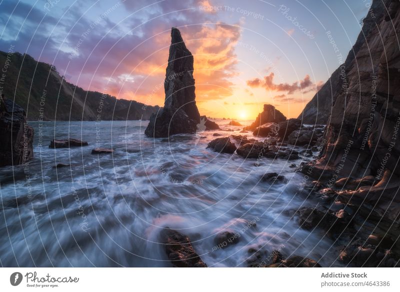 Gesteinsformationen im fließenden Meer MEER Felsen Klippe Wasser Natur Stein Berge u. Gebirge Sonnenuntergang Formation felsig Sonnenaufgang Meerwasser Asturien