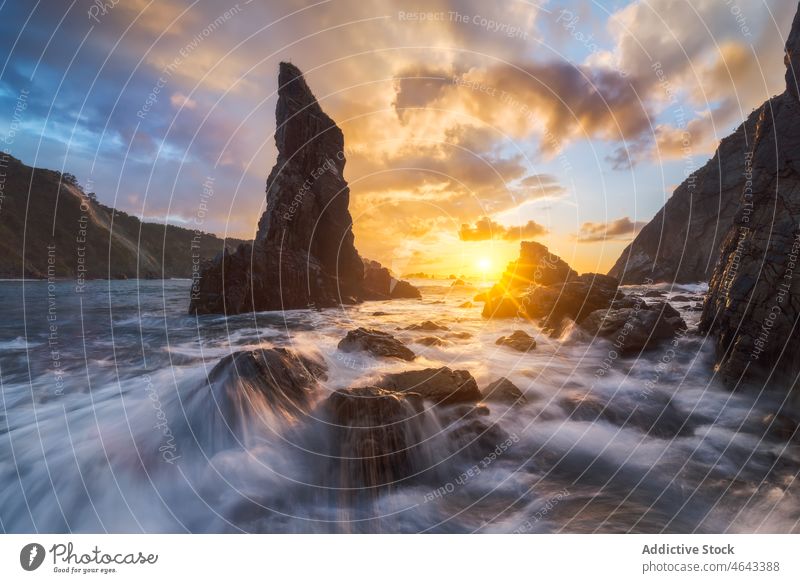 Gesteinsformationen im fließenden Meer MEER Felsen Klippe Wasser Natur Stein Berge u. Gebirge Sonnenuntergang Formation felsig Sonnenaufgang Meerwasser Asturien
