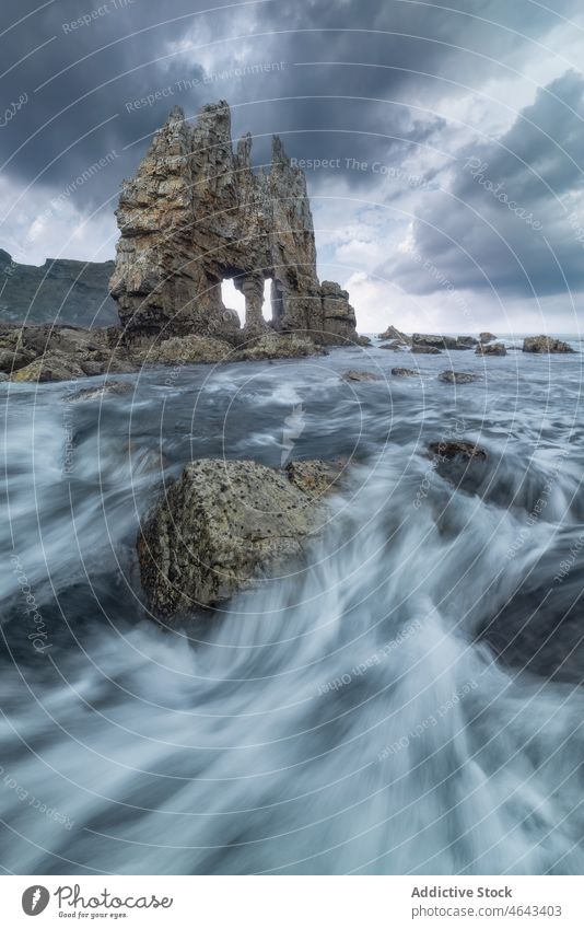 Gesteinsformationen im fließenden Meer MEER Felsen Klippe Wasser Natur Stein Berge u. Gebirge Formation felsig Sonnenuntergang Meerwasser Asturien Spanien rau