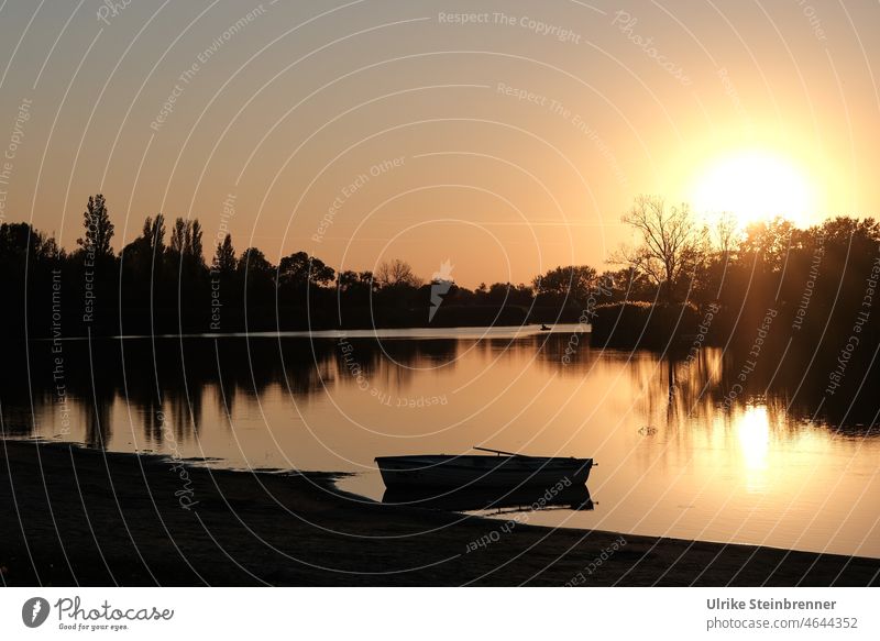 Sonnenuntergang am Szelid See, Ungarn Wasser Boot Kahn Spiegelung Abendstimmung Bäume Ufer Fischerboot stimmungsvoll romantisch Sonnenlicht Gegenlicht
