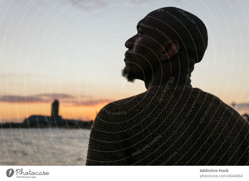 Mann steht bei Sonnenuntergang am Meeresufer Stauanlage genießen bewundern Abend Hafengebiet MEER Wasser Küste männlich Silhouette kahl unrasiert Typ Stadt