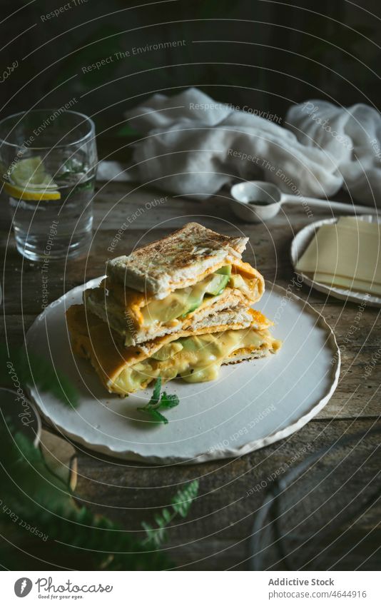 Avocado-Omelett-Sandwich, serviert auf einem Keramikteller Belegtes Brot lecker Snack Feinschmecker Bestandteil Lebensmittel Mittagessen Gesundheit Frühstück