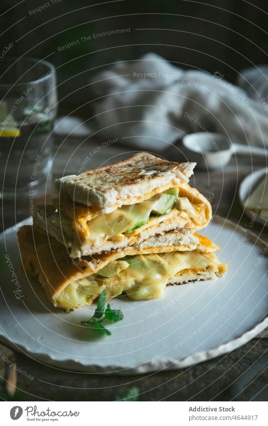 Avocado-Omelett-Sandwich auf Keramikteller serviert Belegtes Brot lecker Snack Feinschmecker Bestandteil Lebensmittel Mittagessen Gesundheit Frühstück