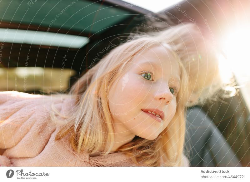 Nettes Mädchen in modernem Auto Kind PKW Automobil Passagier Mitfahrgelegenheit Autoreise Arbeitsweg neugierig Interesse achtsam Aufmerksamkeit Fahrzeug Reise