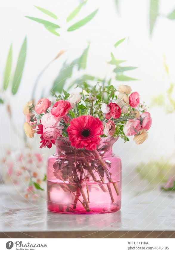 Schöne rosa Blumenstrauß in Glasvase am Fenster Hintergrund schön Gerbera Roséwein grüne Blätter Vase Bokeh frisch Sommer Vorderansicht Muttertag Geburtstag