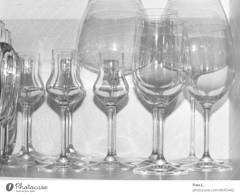 Gläser im Schrank again, wie zett so schön zu schreiben pflegt Glas Schrankfach Weinglas geblitzt Reflexion & Spiegelung Rotweinglas Wasserglas Glasscheibe