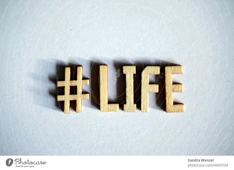 "Life" in Holzbuchstaben Leben Wort Zuversicht Hoffung Leben genießen Urlaub Luxus