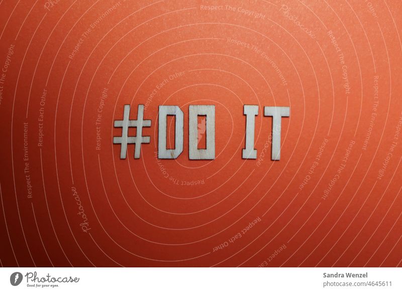 "Do it " in Buchstaben aus Holz tu es handeln Psychologie Mut tun Probleme anfangen Neubeginn wagen mutig sein Selbstbestimmung outing