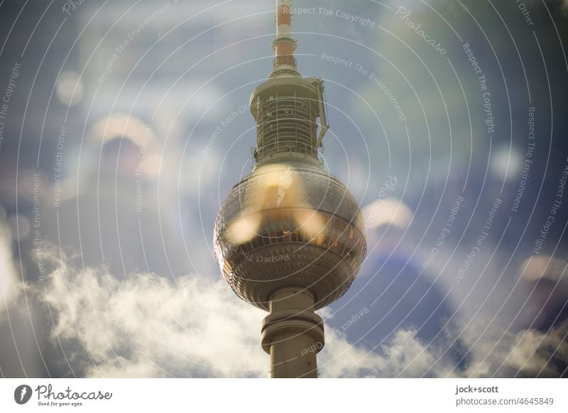 Die Berliner wollen schon immer hoch hinaus Berliner Fernsehturm Wahrzeichen Bokeh Reaktionen u. Effekte Doppelbelichtung Berlin-Mitte Menschengruppe