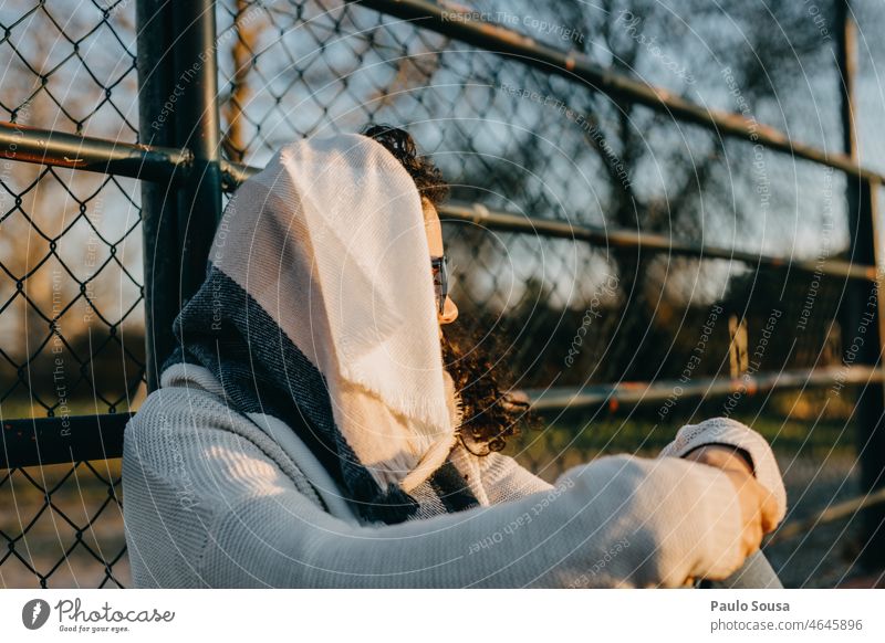 Frau mit Kopftuch bedeckt Schal Porträt schön Gesicht Außenaufnahme Winter feminin Mensch Blick Junge Frau Erwachsene Tag Schwache Tiefenschärfe