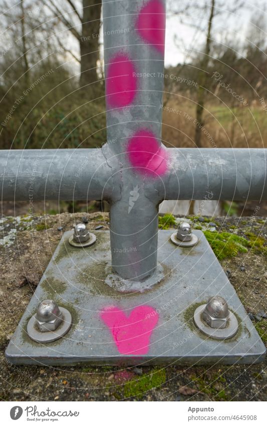 Herz und Punkte in Pink an Metallgeländer Schrauben Silber Stahl Stein Kreuz Liebe Straßenkunst Farbe Farbfoto Außenaufnahme Tag Graffiti Zeichen sprühen Symbol