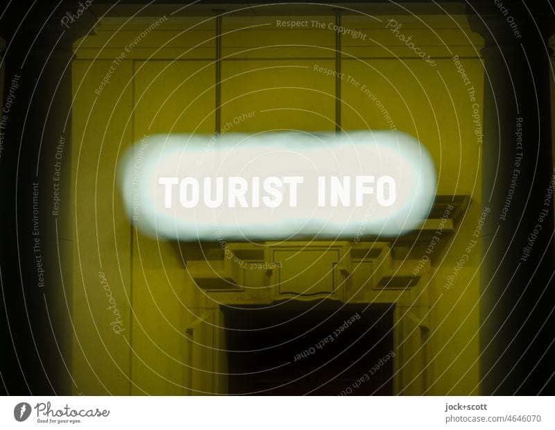 TOURIST INFO Schilder & Markierungen Tourismus Hinweisschild Schriftzeichen Touristen Information Englisch Doppelbelichtung Typographie Wort Hintergrund neutral