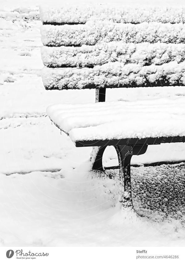 Winter im Park Sitzbank Parkbank Schnee Schneedecke schneebedeckt leer Dezember Winterpause winterlich Winteruhe Winterstille verschneit Pause Kälte verlassen