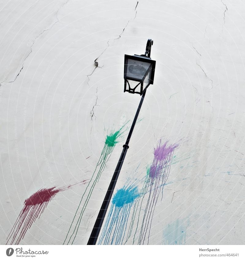 Farbverlauf Paris Altstadt Haus Bauwerk Gebäude Mauer Wand Fassade alt Stadt mehrfarbig Farbe Farbenspiel Straßenbeleuchtung Laternenpfahl Riss tropfend