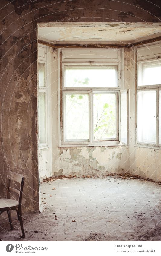 zimmer mit ausblick Häusliches Leben Haus Renovieren Stuhl Raum Ruine Fassade Fenster alt Verfall Vergangenheit Vergänglichkeit Wandel & Veränderung Zeit