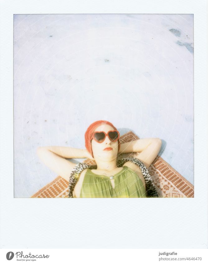 Das Mädchen mit der schönen roten Badekappe und grünem Badeanzug sonnt sich. Eine Sommerliebe. sommerliebe Polaroid sonnenbaden Sonnenbad Erholung Jugendliche