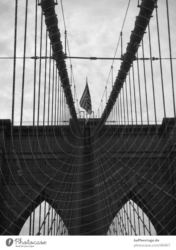 Brooklyn Bridge Wolken Streifen Amerika New York City Fahne Bauwerk schwarz weiß grau Manhattan Brücke Himmel USA bedecken symetrisch