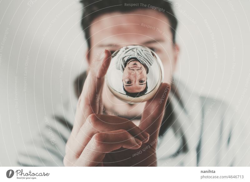 Porträt eines jungen Mannes mit Blick durch eine Kristallkugel männlich Gesicht Ball Kristalle Verzerrung abstrakt surreal magisch Linse reflektiert
