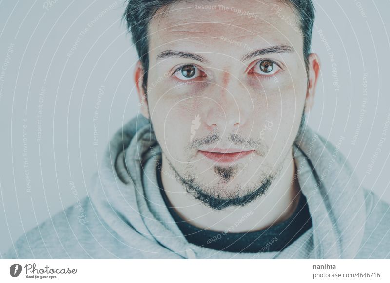 Porträt eines gut aussehenden jungen Mannes vor weißem Hintergrund männlich Atelier Ausdruck Gesicht Stimmung gutaussehend Typ Augen blicken schließen