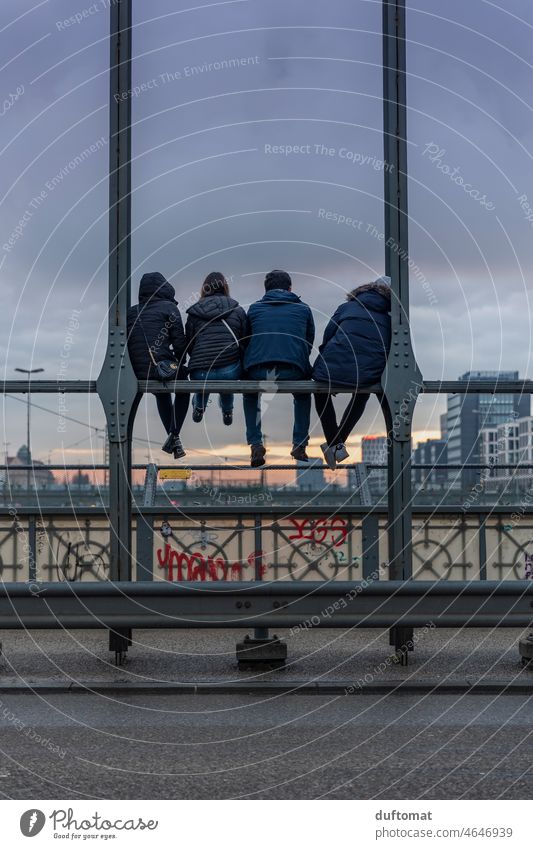 Junge Menschen sitzen auf der Hackerbrücke in München Freizeit Freizeit & Hobby Gruppe Gruppenzwang Abend lässig Freunde Freundschaft vier Bahnhof Stahl