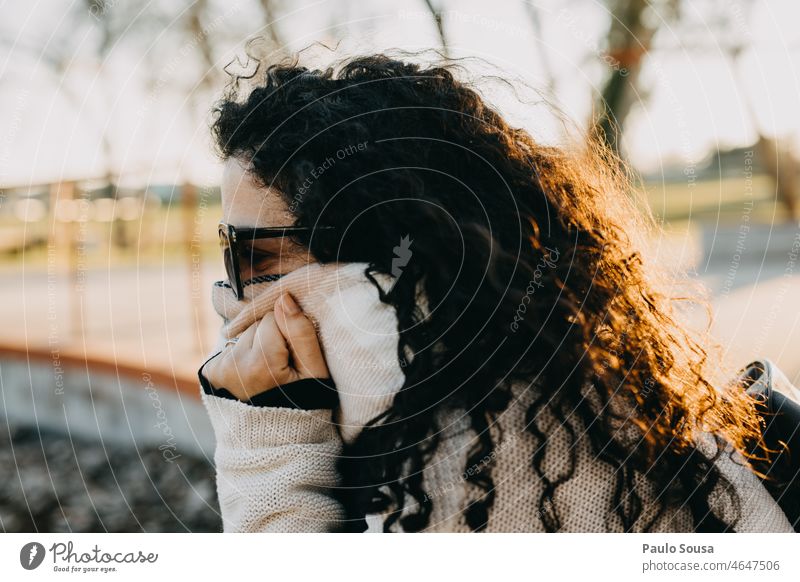 Porträt einer Frau mit Kopftuch Sonnenbrille Schal Winter kalt 30-45 Jahre feminin Tag Mensch 1 Farbfoto Erwachsene Außenaufnahme Gesicht schön Blick