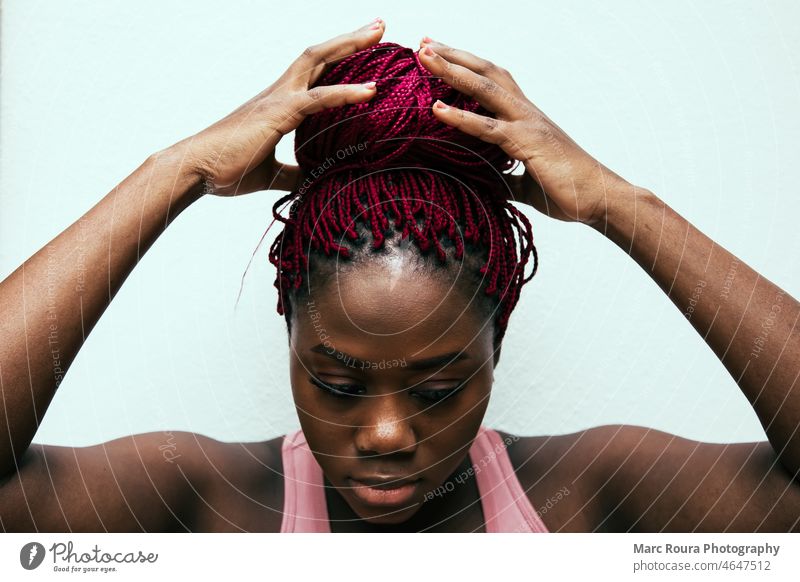 Porträt einer schwarzen Frau mit Zöpfen Aktivität Afrikanisch Amerikaner Athlet sportlich schön Schönheit schwarze Frau Körper Übung Familie Kämpfer passen