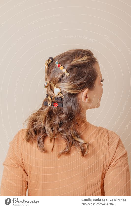 Porträt einer Frau mit Clip-on-Haarzubehör auf cremefarbenem Hintergrund. Herbst-Konzept. schön Schönheit Textfreiraum Gesicht Mode Blume Freiheit Spaß Mädchen