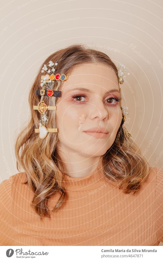 Porträt einer Frau mit Clip-on-Haarzubehör auf cremefarbenem Hintergrund. Herbst-Konzept. schön Schönheit Textfreiraum Gesicht Mode Blume Freiheit Spaß Mädchen