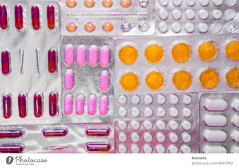 Hintergrund voller unterschiedlicher und bunter Pillenblister oder Medikamente Tablette Blister Medizin Kapsel copyspace Farbe anders farbenfroh Drogerie