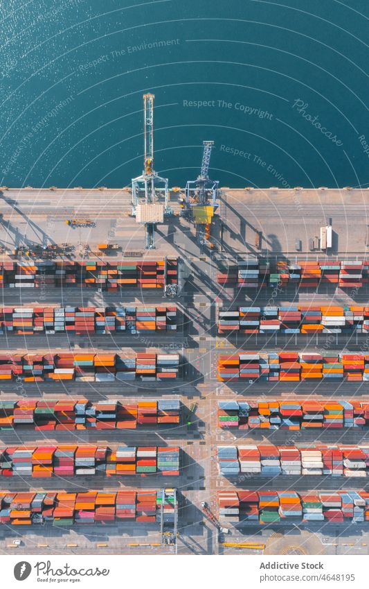 Bunte Container in Reihen aufgestellt Ladung Fracht Hintergrund Schiffsdeck Spedition Versand industriell logistisch Kasten Ware Orden Laden Gewerbe Handel