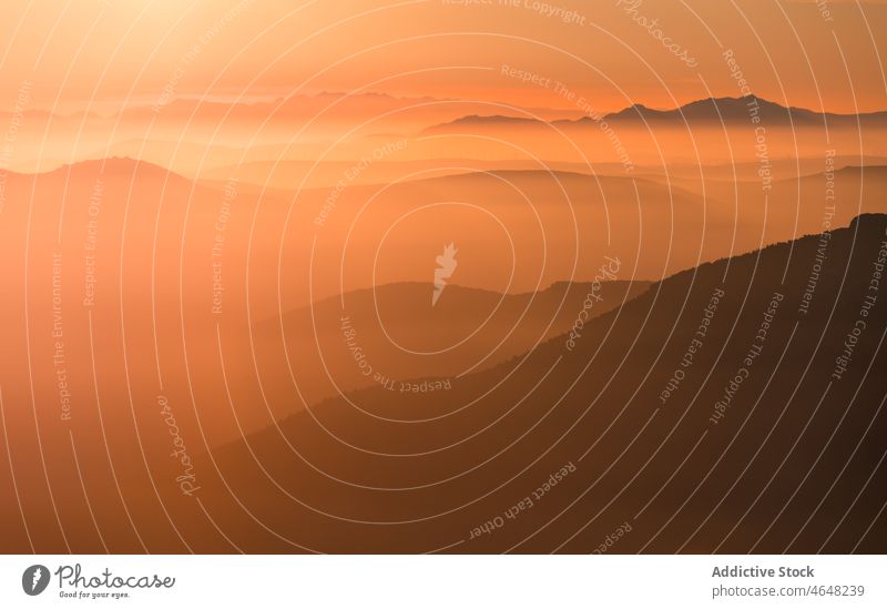 Malerischer Blick auf eine Berglandschaft in Spanien Berge u. Gebirge Ambitus sierra de guadarrama Natur Nebel Sonnenaufgang Winter Ball der Welt Dunst Hochland