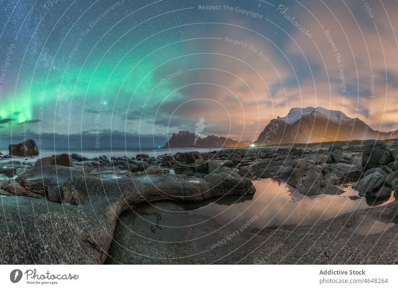 Helle Nordlichter über der Nordsee polar Licht nördlich Nacht MEER hell felsig Küste Natur Landschaft farbenfroh arktische Insel Meeresufer Erscheinung Norden