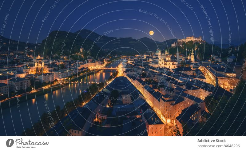 Salzburger Stadtbild mit beleuchteten Gebäuden bei Nacht Kanal Berge u. Gebirge Großstadt leuchten Straße Hafengebiet Haus Österreich glühen Revier Licht