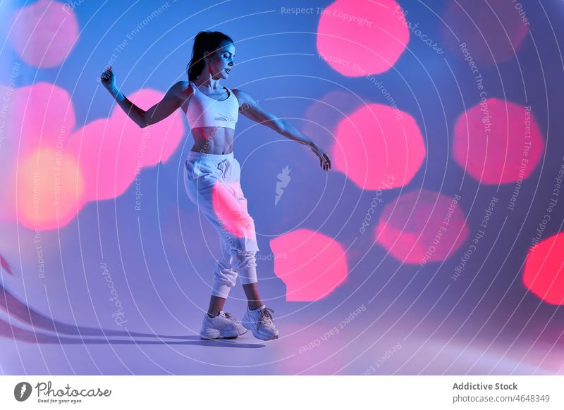 Anmutige Frau in weißem Studio mit hellem Licht Tänzer sanft sich[Akk] bewegen Tanzen Bokeh leuchten ausführen Model Augen geschlossen Sportbekleidung beweglich