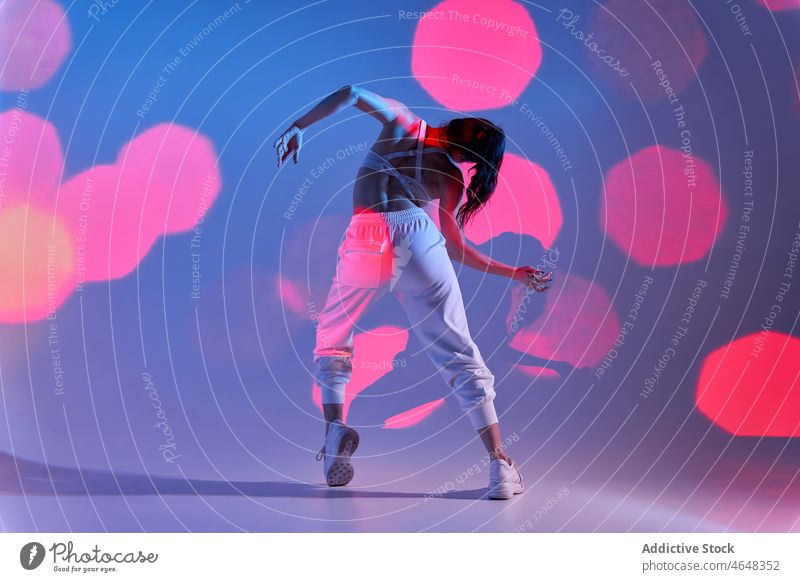 Energetische Frau tanzt auf einem Bein Tänzer Tanzen Musik Bewegung üben ausführen sich[Akk] bewegen Anmut Talent Gleichgewicht aktiv Drahtlos leuchten Atelier
