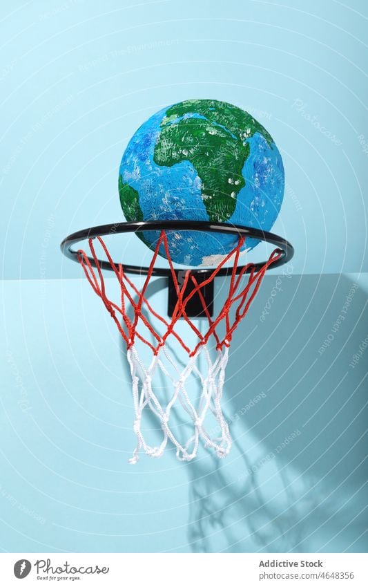 Kleiner Erdball im Basketballkorb Erde Planet Globus Ball fangen Netz Konzept Reifen weltweit sparen behüten Geografie Umwelt rund Farbe Schatten Welt Formular