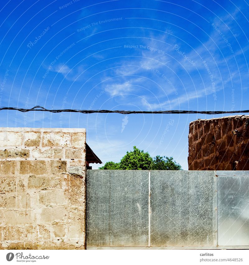 Da steh' ich nun, ich armes Tor, und bin so zu als wie zuvor! | Geschlossenes Hoftor in Santanyi Spanien Balearen Mallorca Mauer Stein Metall Verschlossen