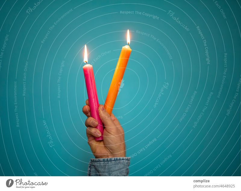 Bunte Kerzen pink  & orange brennen in der Hand Geburtstag Feier clubbing Kreativität anzünden Flamme schön Neon neonfarbig poppig Geburtstagsfeier