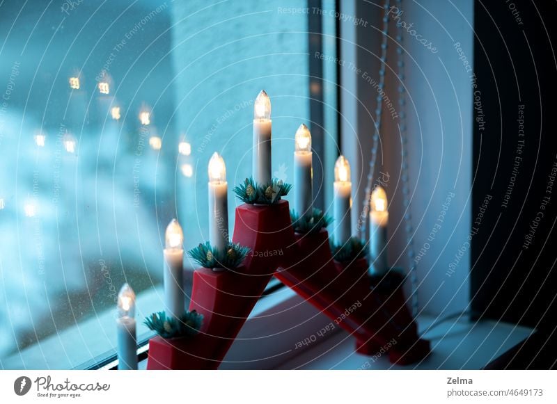 Elektrische Adventskerzen auf der Fensterbank Kerzen brennend elektrisch dreckig Glas heimwärts Haus Innenbereich Dekor Weihnachten Winterzeit