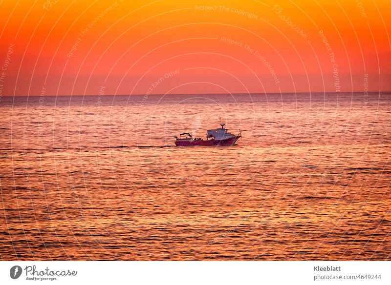 Goldener Fang - Fischerboot vor der sizilianischer Küste gold Fischfang Sizilien Meer Insel Abendstimmung romantisch Farbenspiel goldorange Farbenpracht