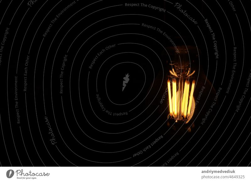 Klassische Edison-Glühbirne auf schwarzem Hintergrund mit Platz für Text Knolle retro altehrwürdig Mode Design Globus Kaffee Technik & Technologie Kunst