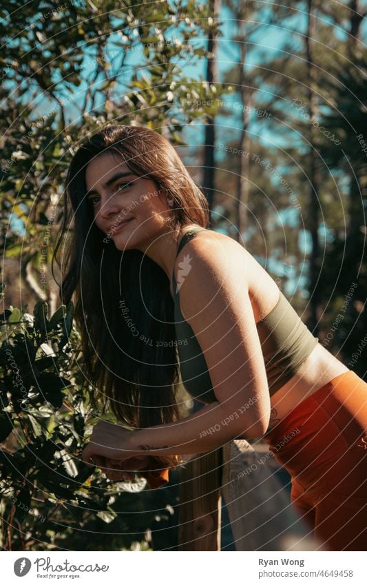Spanische junge Frau lehnt an einem Zaun in einem Park. Wachtraum Wald State Park landschaftlich reisen Eleganz hispanisch lateinamerikanisch Klarer Himmel blau