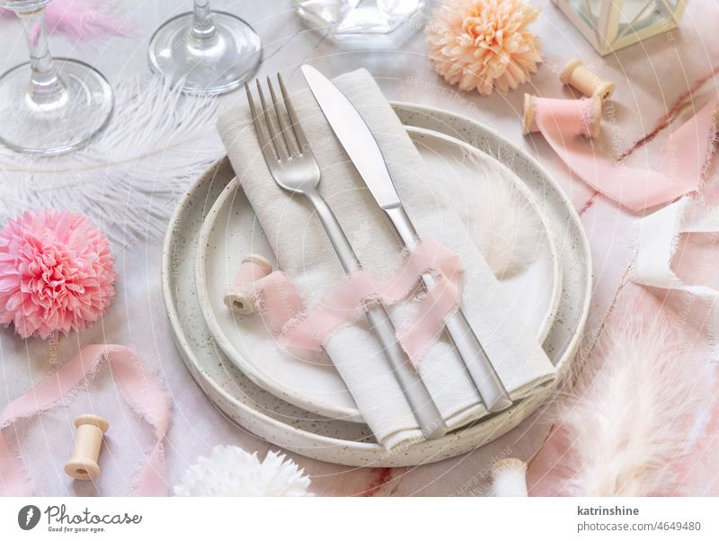 Wedding Table Platz in der Nähe von Blumen, Seidenbändern und Federn auf einem Marmortisch rosa Tischplatz Hochzeit Bänder abschließen romantisch hellrosa