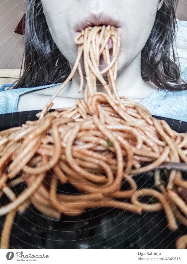 Unbekannte Frau isst Spaghetti-Nudeln Ernährung Lebensmittel Nahaufnahme Essen zubereiten Mittagessen Italienische Küche Teller Spätzle Abendessen Saucen
