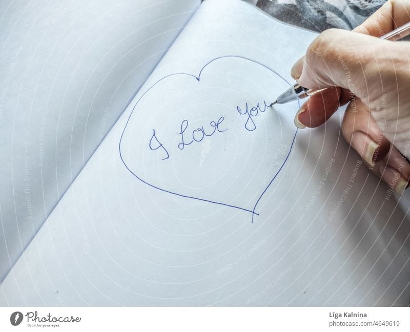 Hand schriftlich Ich liebe dich innen Herz auf Papier schreibend Text Wort Gefühle Liebe Schriftzeichen Buchstaben Liebeserklärung Liebesbekundung Liebesgruß