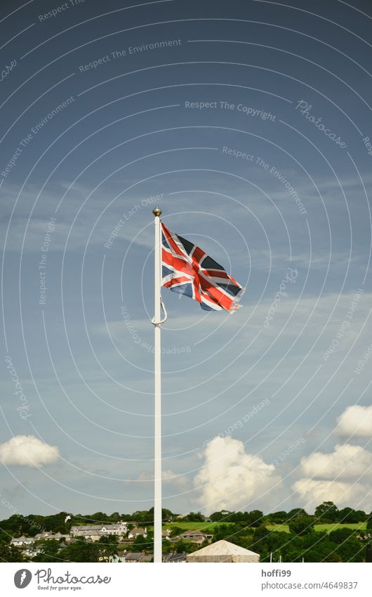 UnionJack mit Wölkchen in Cornwall Union Jack United Kingdom Flagge Großbritannien Fahne England Europa Fahnenmast Wind Himmel