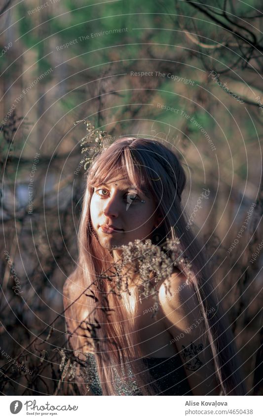 Mädchen in einem Wald, das die Sonne und die frische Luft genießt II in die Kamera schauen Blick in die Kamera Mensch Porträt Frau feminin Sonnenlicht