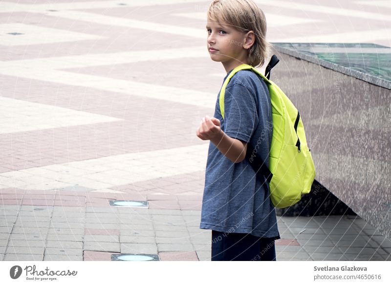 Zurück zur Schule Glücklicher Junge Schüler mit grünem Rucksack. Generation Z Kind Teenager-Junge nach der Schule Tag. Bildung offline Niedlicher kaukasischer Junge, der das Lernen genießt