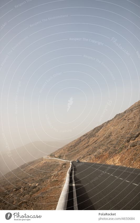 #A0# Bergstraße Calima Berge u. Gebirge Menschenleer Morgendämmerung Landschaft Natur Fuerteventura Außenaufnahme Nebelschleier Abenteuer Nebelstimmung Tal